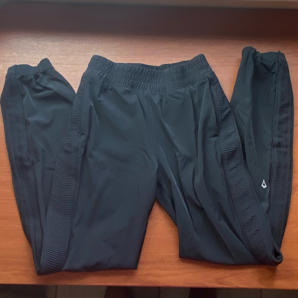 IVIVVA by LULULEMON Your Pursuit Jogger Pants in Black - Picture 5 of 13